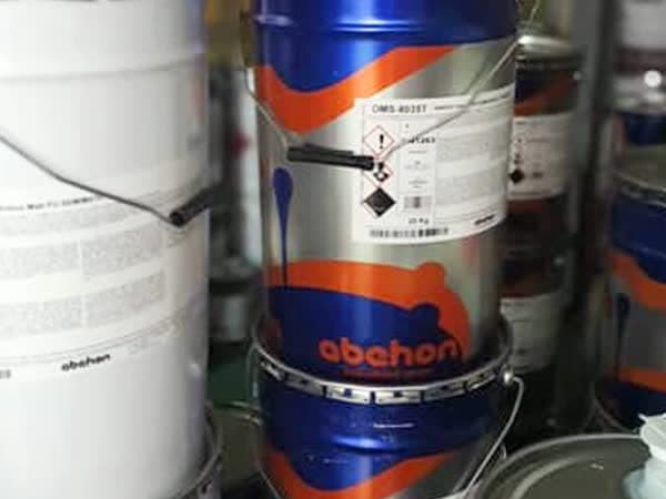Botes de pintura profesional apilados en el almacén de Pinturas Illfer