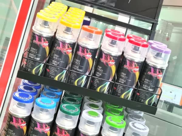 Expositor de pinturas en spray de colores