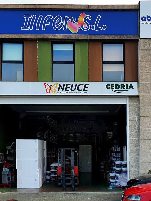 Fachada de la tienda de Pinturas Illfer en el Polígono Industrial Novo Milladoiro, Ames