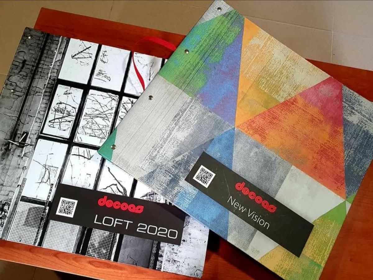 Muestrarios de papel pintado en la tienda de pinturas y barnices de Ames